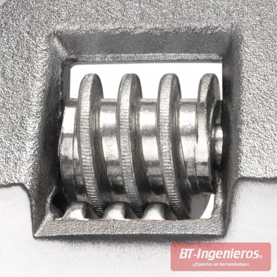 Mecanismo de ajuste y tornillo de precisión en llave regulable grande 24”