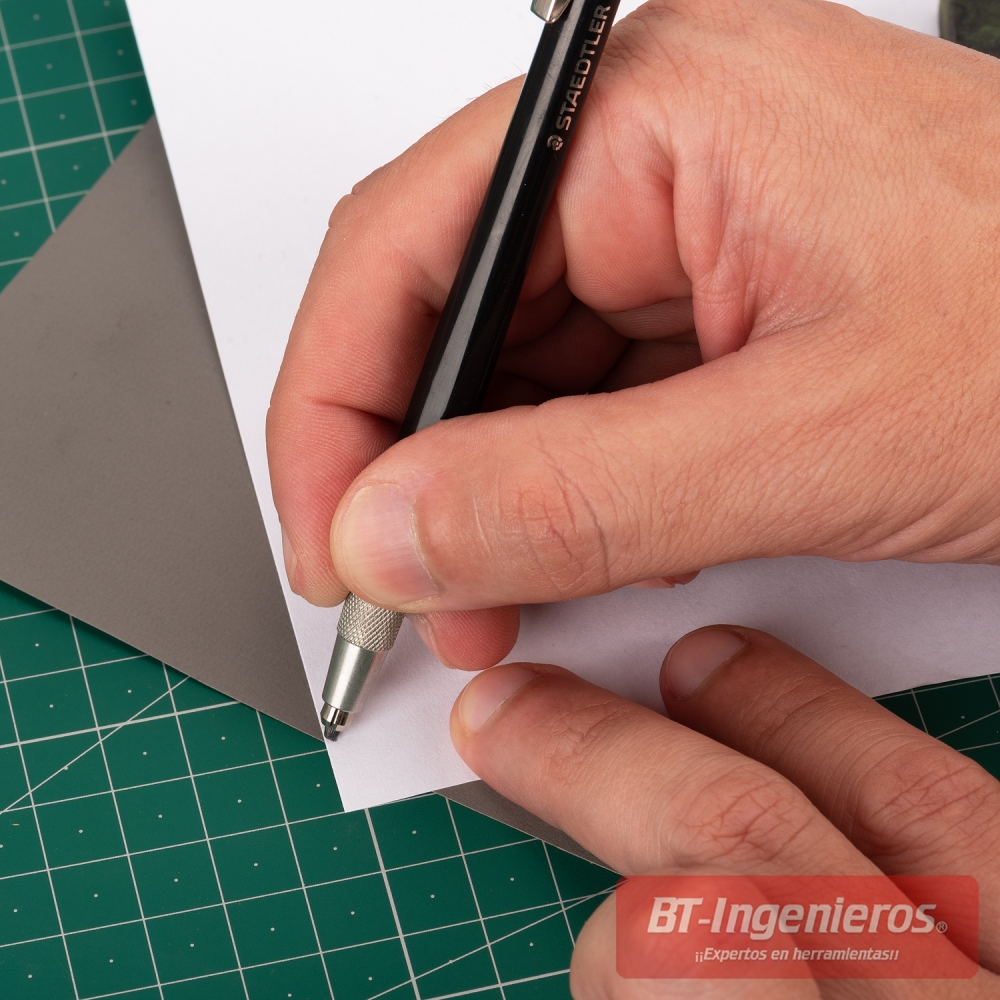Trabajo de precisión con lápiz técnico sobre base de corte A1