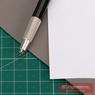 Trabajo de precisión con lápiz técnico sobre base de corte A1