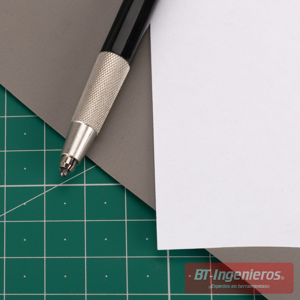 Trabajo de precisión con lápiz técnico sobre base de corte A1