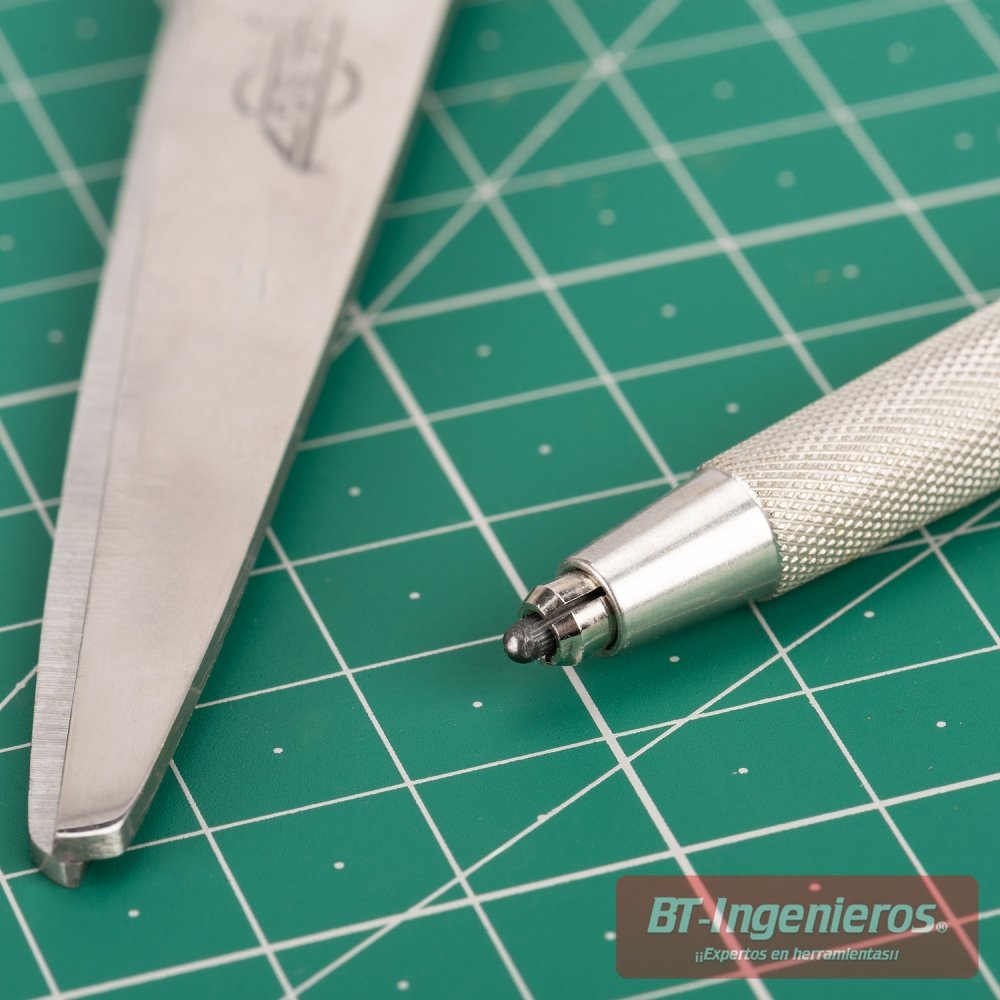 Trabajo de precisión con lápiz técnico sobre base de corte A1