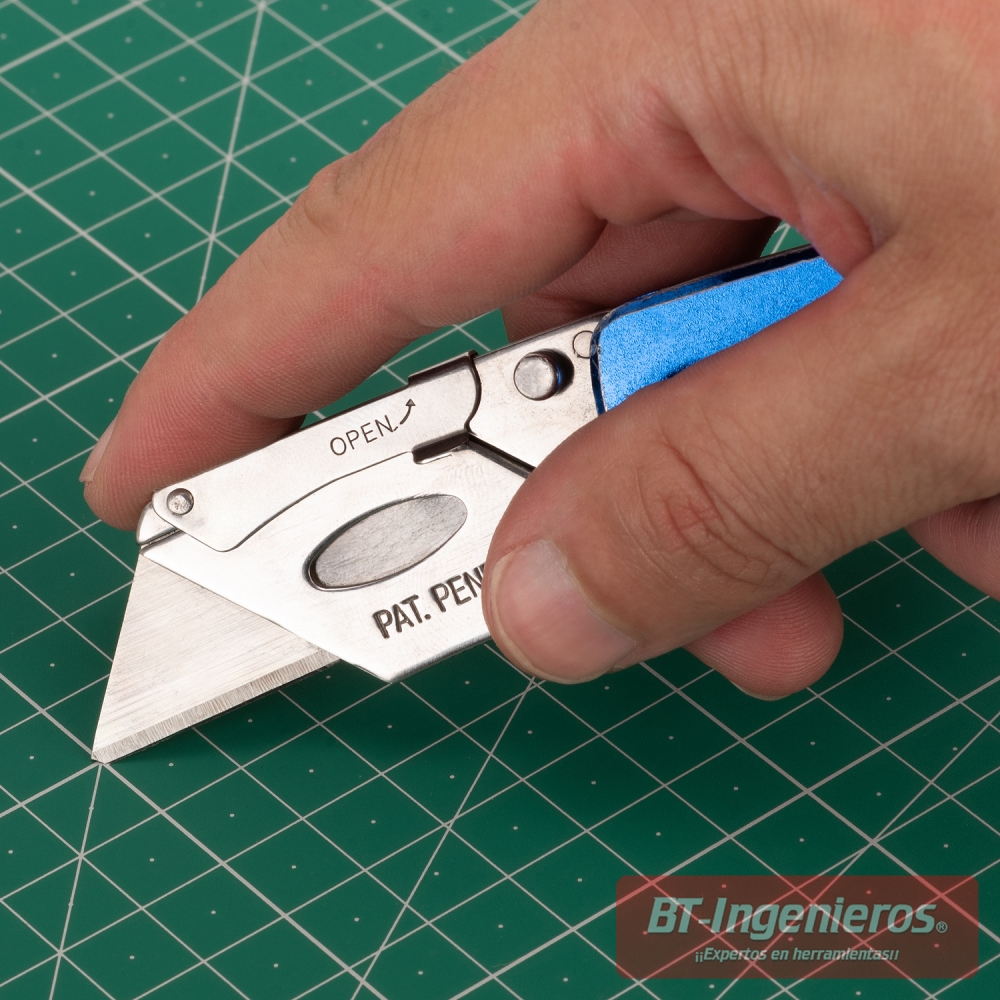 Uso de la base de corte con cúter sobre superficie verde autocicatrizante