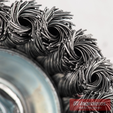 Detalle de los hilos de acero trenzado del cepillo para amoladora