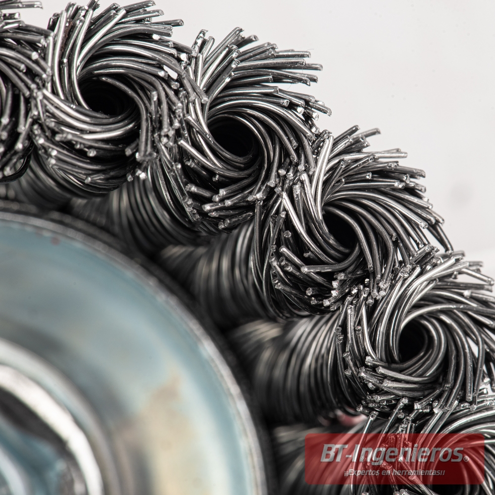 Detalle de los hilos de acero trenzado del cepillo para amoladora