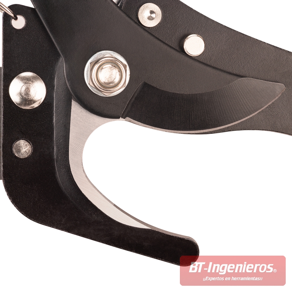 Detalle de la cuchilla de acero al carbono de la tijera de poda en altura