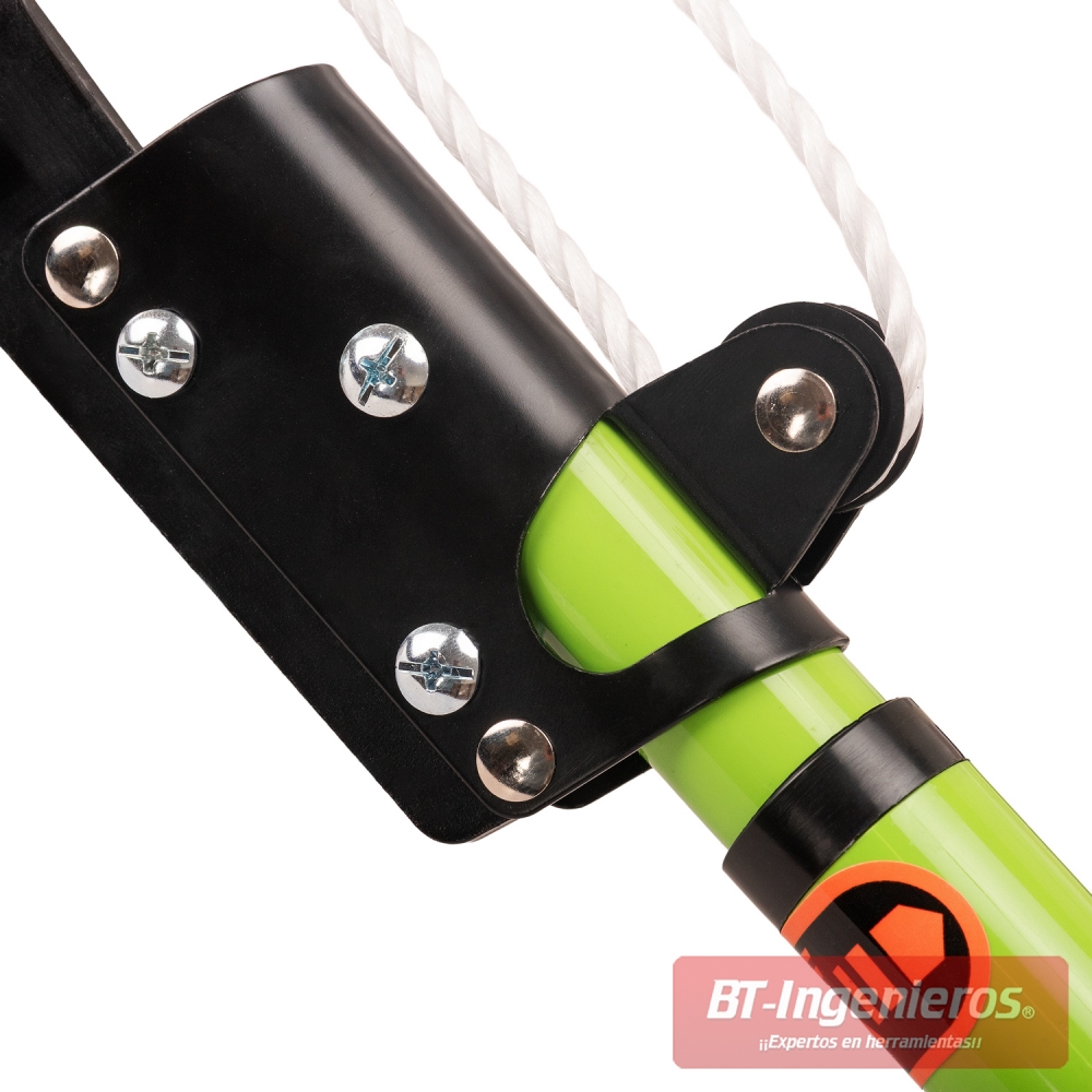 Podadora de pértiga utilizada en poda de árboles desde el suelo