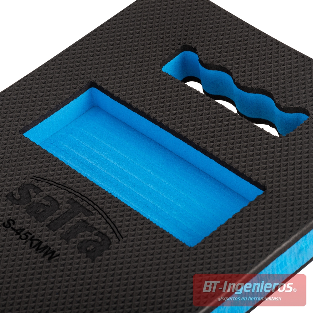 Detalle del hueco central de la alfombra porta tornillos azul y negro