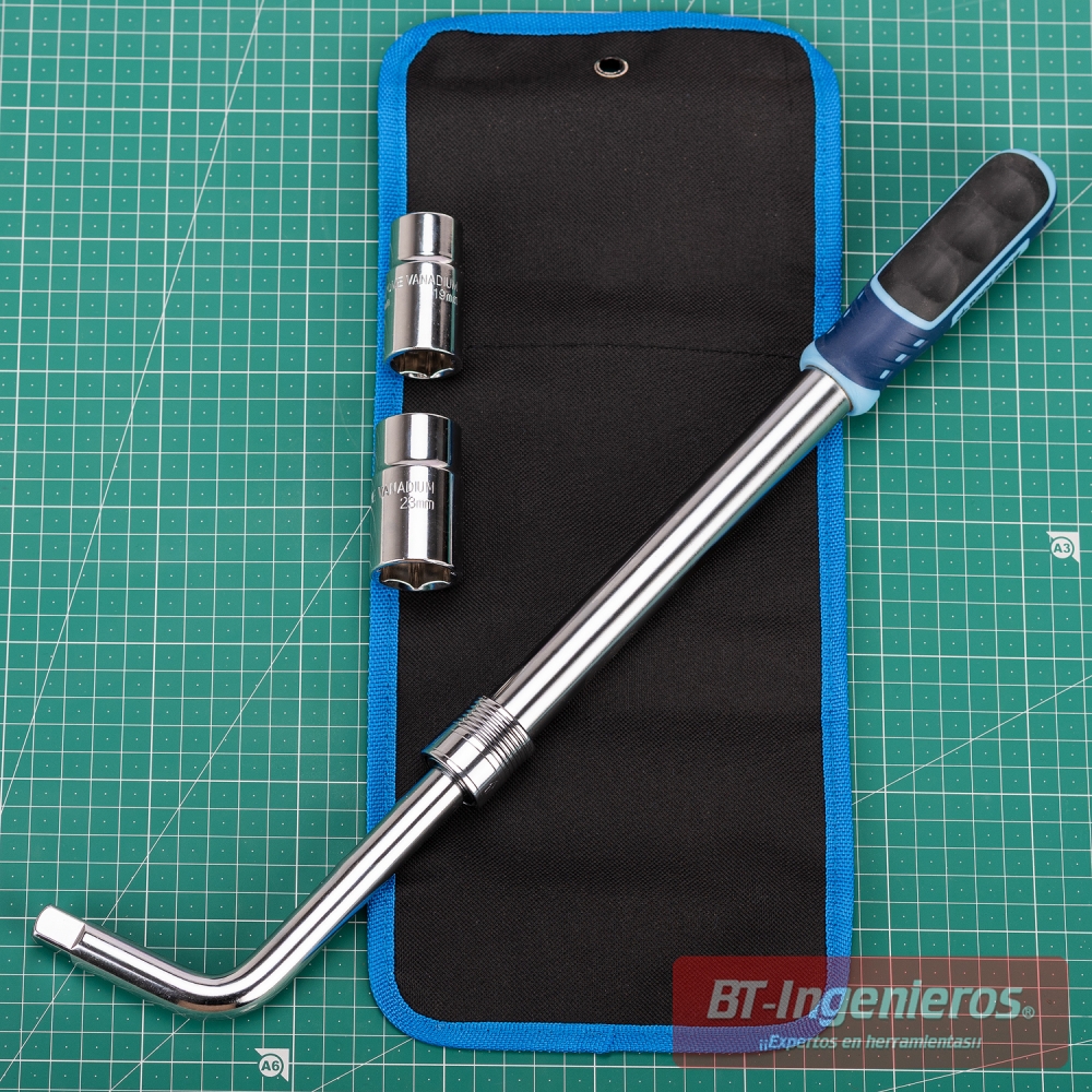 Llave extensible con funda y vasos sobre superficie de taller