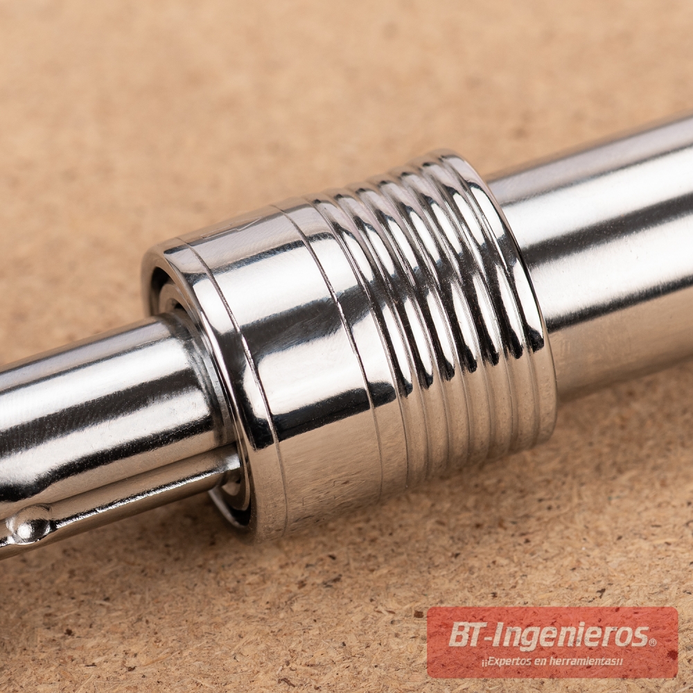 Detalle del sistema telescópico roscado de la llave extensible para ruedas