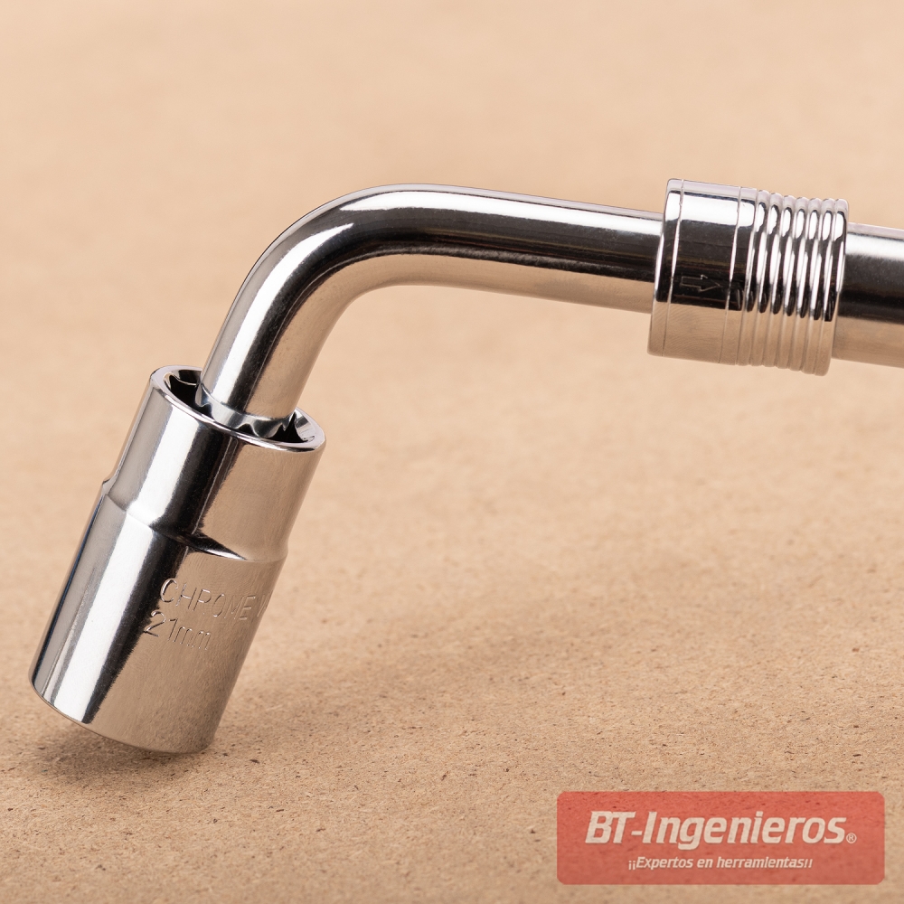 Cabezal curvado con vaso de 21 mm montado en la llave de ruedas extensible