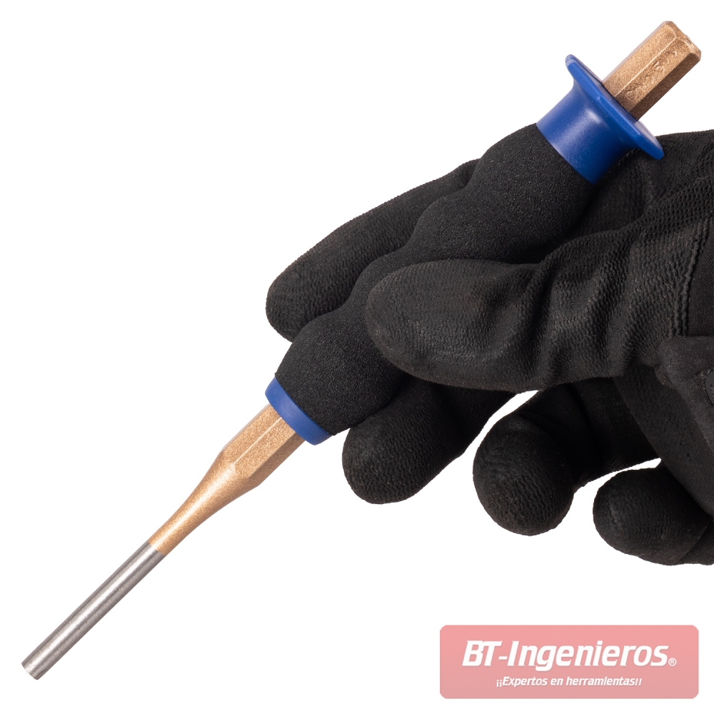 Botador Piramide PRO® sujetado con guantes mostrando el agarre ergonómico.