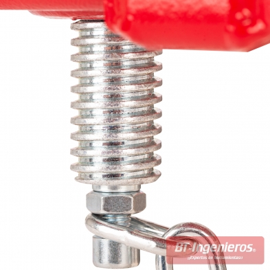 Detalle del tornillo roscado del soporte transversal Piramide ST-GT2