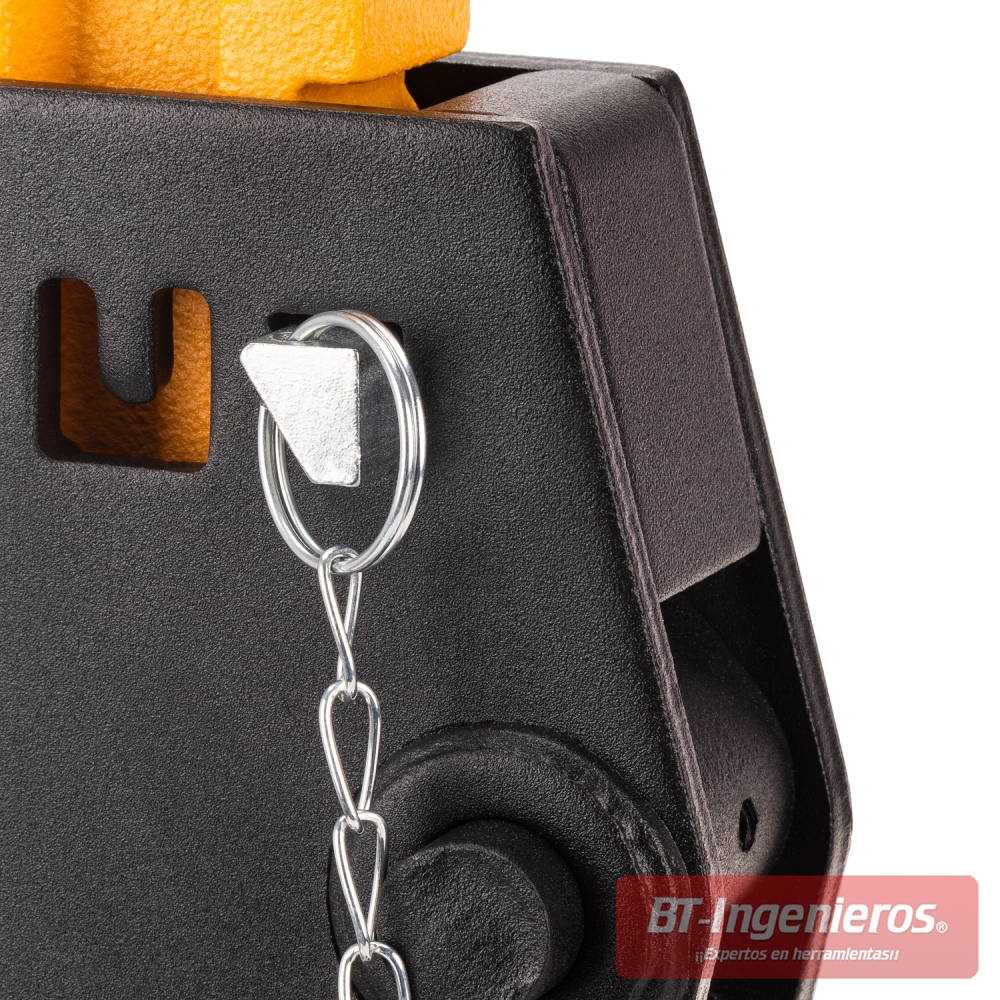 Detalle del pasador de seguridad con cadena en caballete JCB para apoyo de vehículos