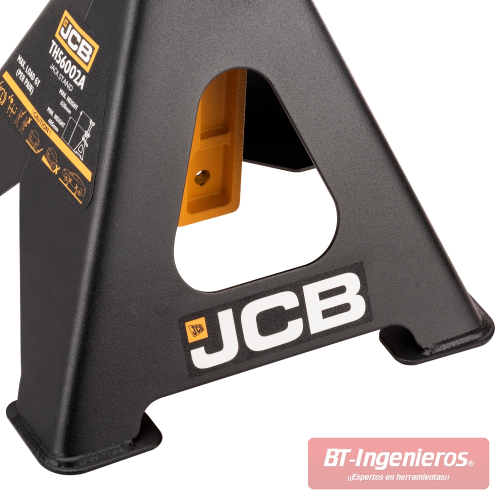 Caballete JCB con base ancha, etiqueta técnica y estructura triangular de apoyo para vehículo