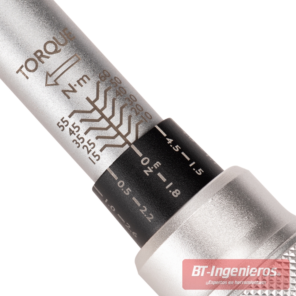 Empuñadura antideslizante de acero con moleteado fino en llave dinamométrica JCB.