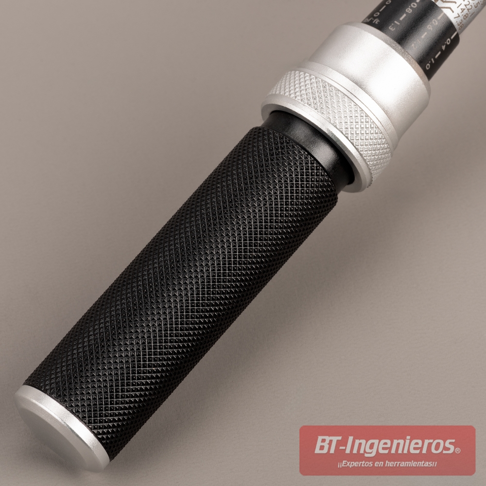 Empuñadura antideslizante de acero con moleteado fino en llave dinamométrica JCB.