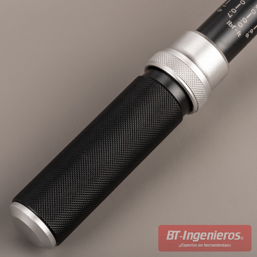 Empuñadura antideslizante metálica moletada de la llave dinamométrica JCB.