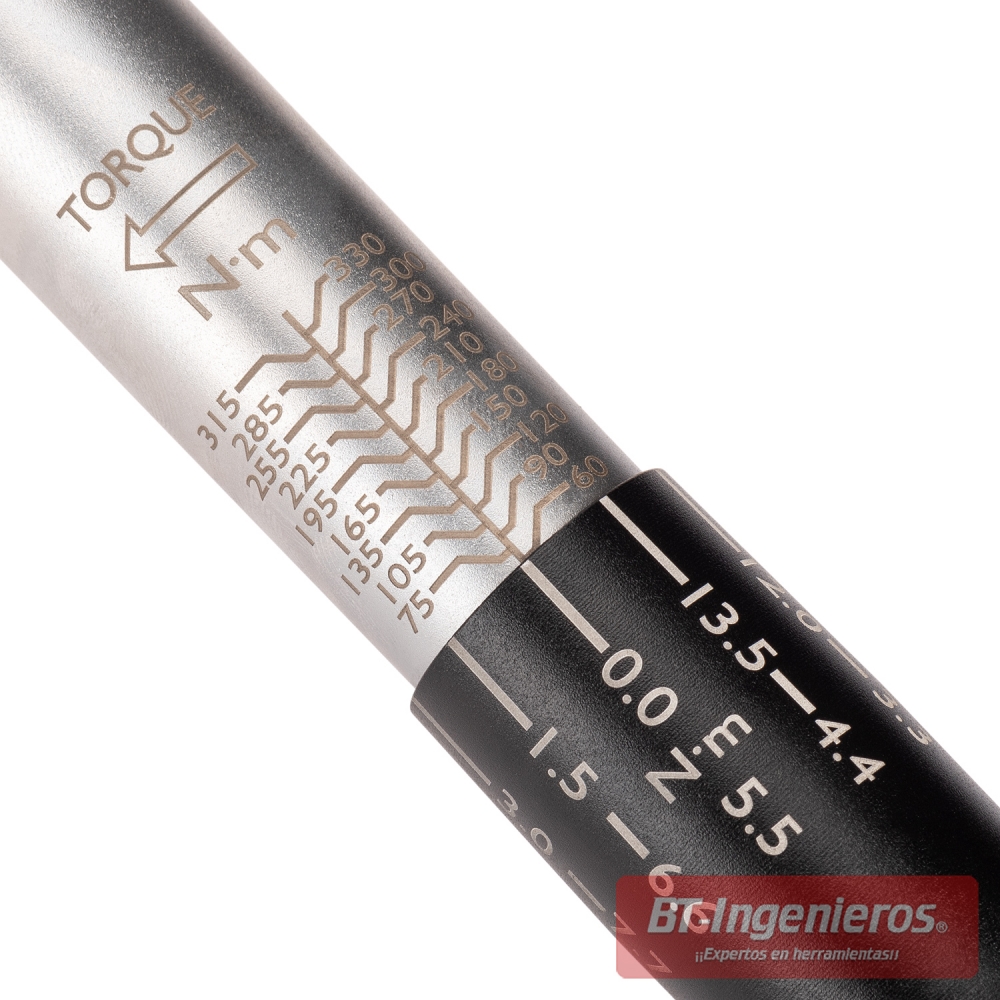 Detalle de la escala grabada en Nm de la llave dinamométrica JCB 60–330.