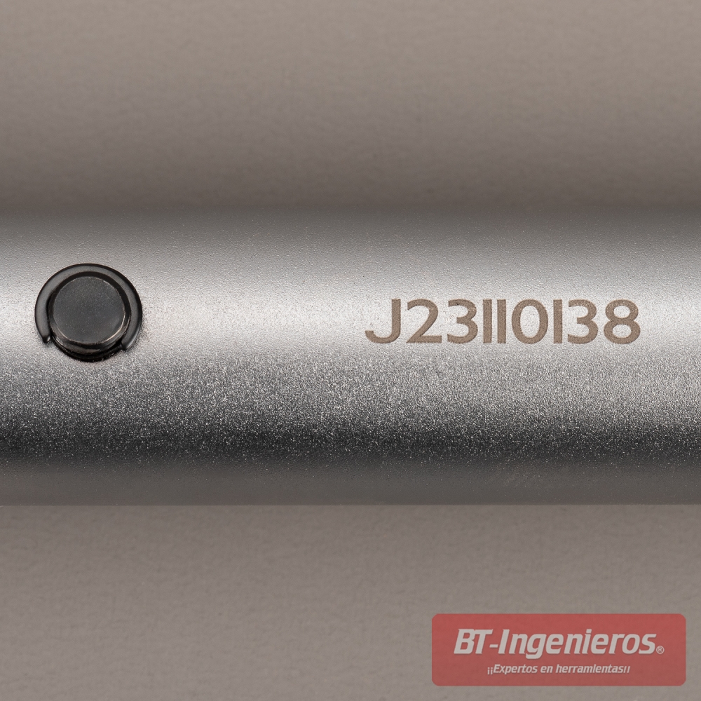 Número de serie grabado en cuerpo metálico para trazabilidad del certificado JCB.