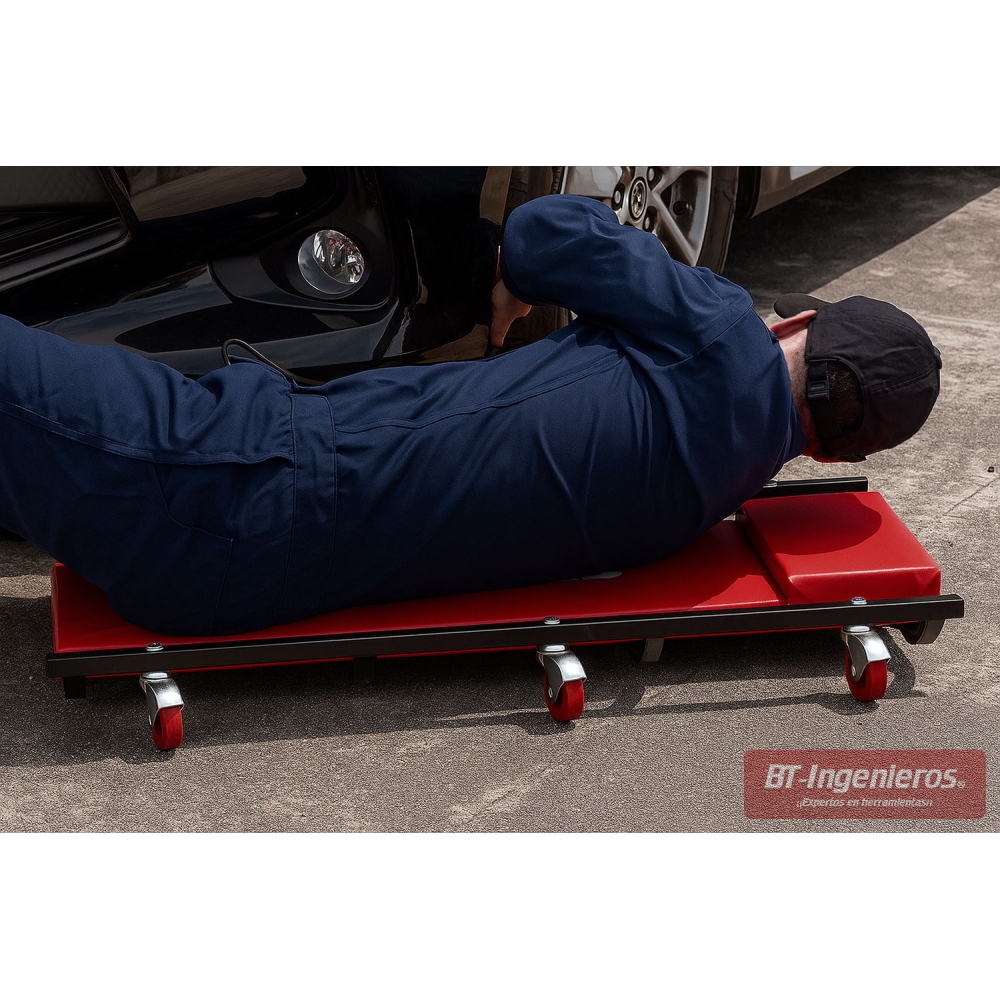 Rueda reforzada y chasis metálico de la camilla Piramide para mecánicos.