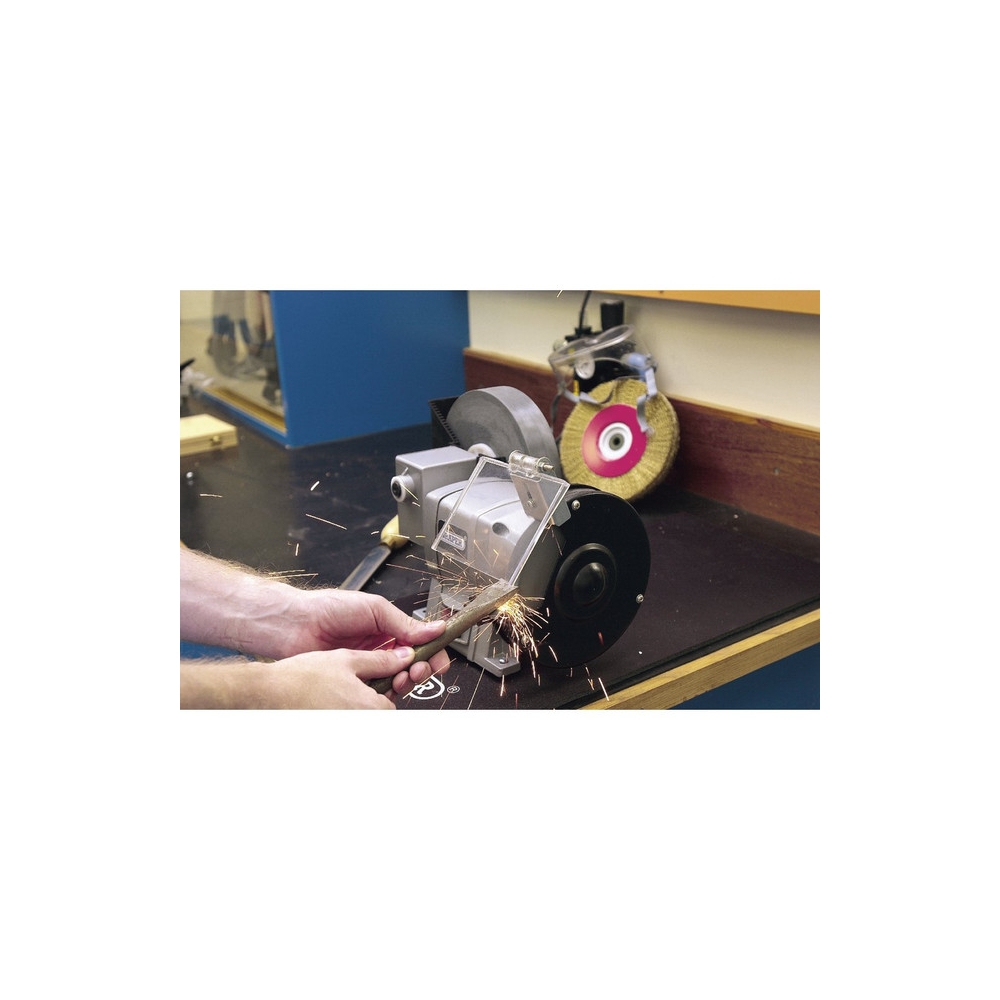 Esmeriladora Draper de banco con sistema húmedo y seco en uso sobre metal.