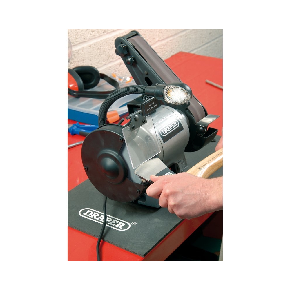 afilado de herramienta en esmeril de banco con lijadora de banda