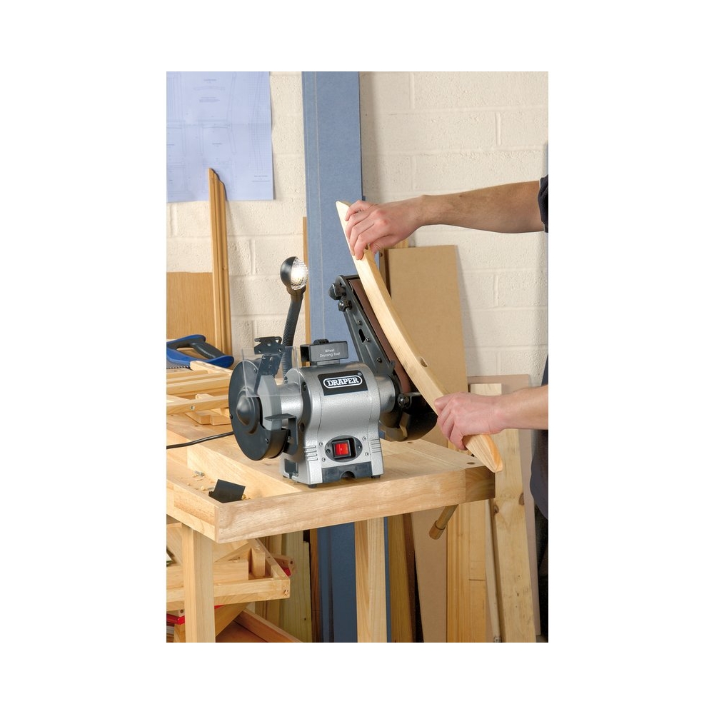 uso de esmeril de banco con banda lijadora para trabajar madera