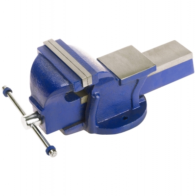 tornillo de banco 150 mm sujetando pieza metalica en taller