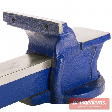 tornillo de banco abierto mostrando apertura maxima 180 mm