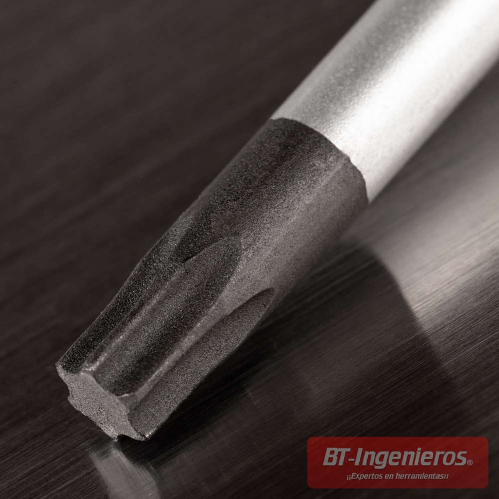 Macro de la punta Torx negra sobre superficie metálica, con perfil de estrella y acabado texturizado