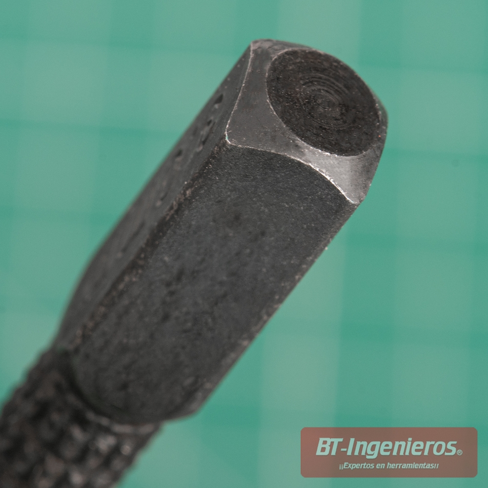 Detalle del extremo superior plano de un botador de clavos preparado para recibir el golpe del martillo