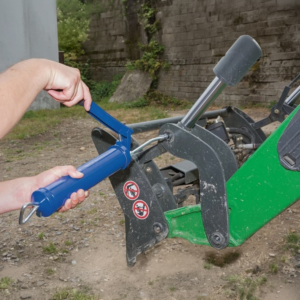 Engrasadora manual Draper aplicando grasa en maquinaria exterior con tubo rígido de precisión