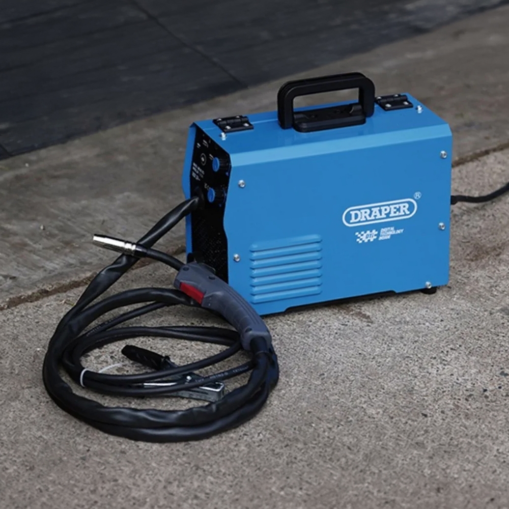 Soldador MIG/MMA Draper portátil con antorcha y cables preparado para trabajos de taller