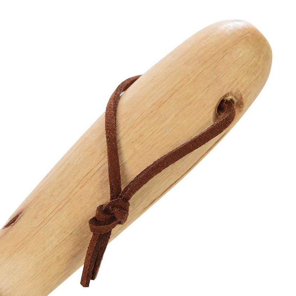Detalle del mango de madera barnizado del paletín de jardín con cordón para colgar