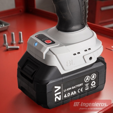 Batería de 21 V y 4,0 Ah instalada en la llave de impacto de 1/2”.
