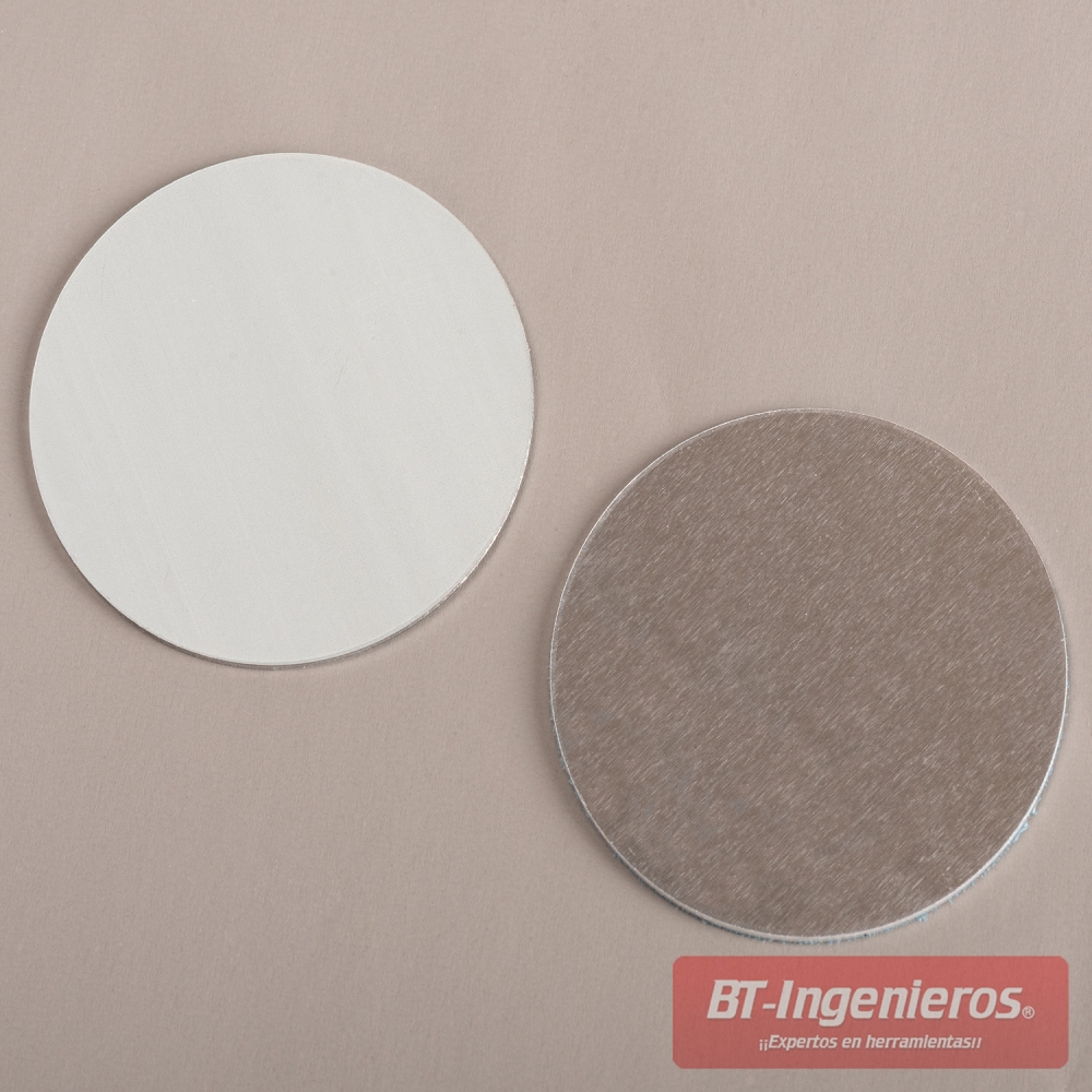 Detalle de dos discos metálicos de referencia Fe y NF mostrados para calibrar el medidor de recubrimientos