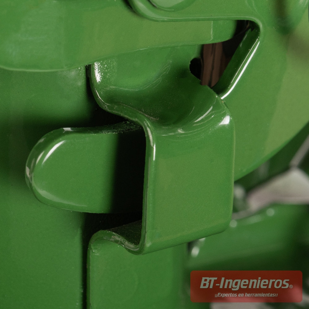 Detalle del mecanismo metálico de cierre por palanca y sus piezas de enganche en el jerrycan verde