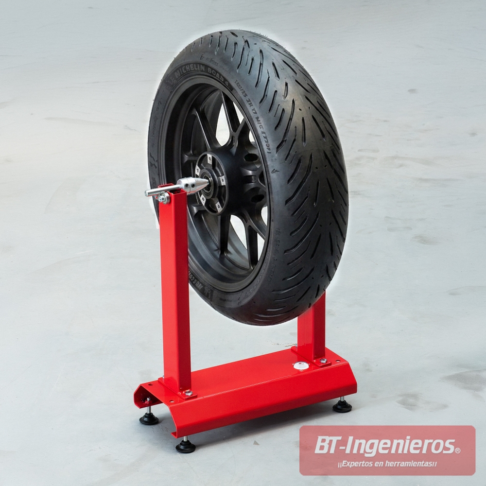 Equilibradora estática de moto en uso con una rueda montada sobre el eje entre los conos de centrado