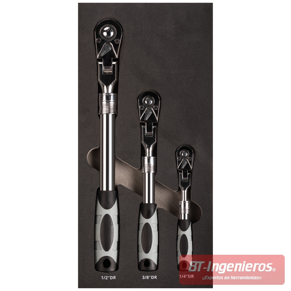 Juego de tres carracas extensibles articuladas de 1/4", 3/8" y 1/2" colocado en bandeja de espuma