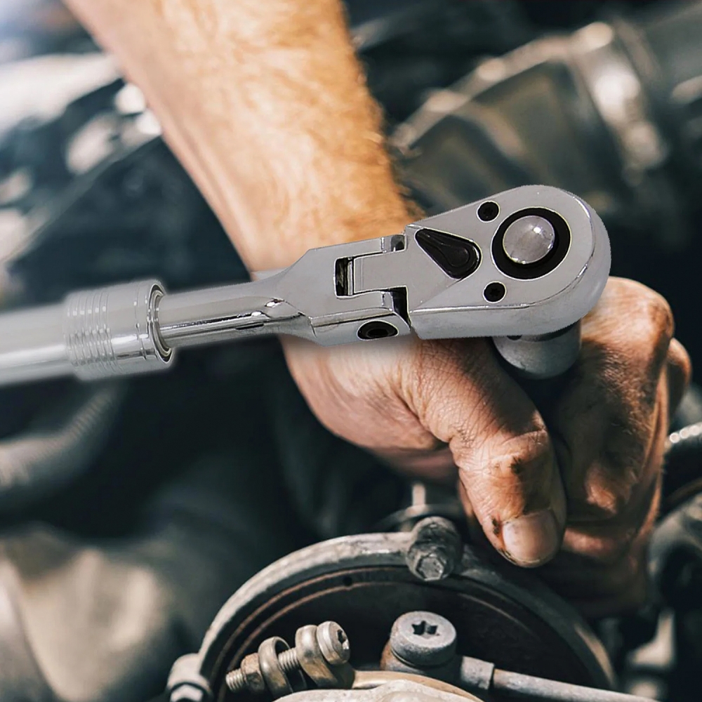 Carraca extensible articulada utilizada en un compartimento de motor para acceder a una fijación