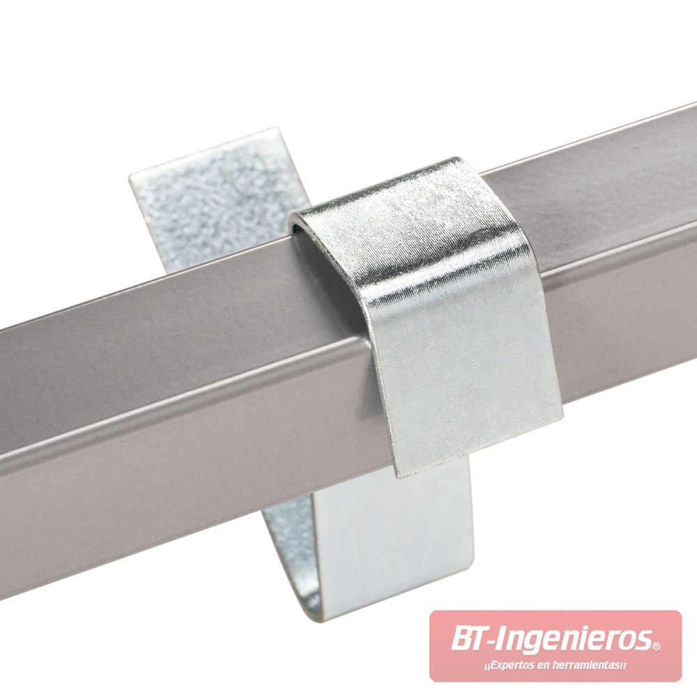 Gancho metálico desplazable instalado sobre una barra rectangular del soporte para carrocería