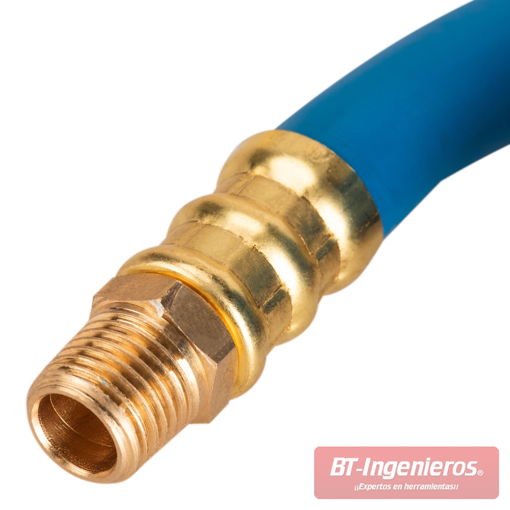 Primer plano del terminal macho BSP de 1/4" instalado en la manguera neumática profesional azul