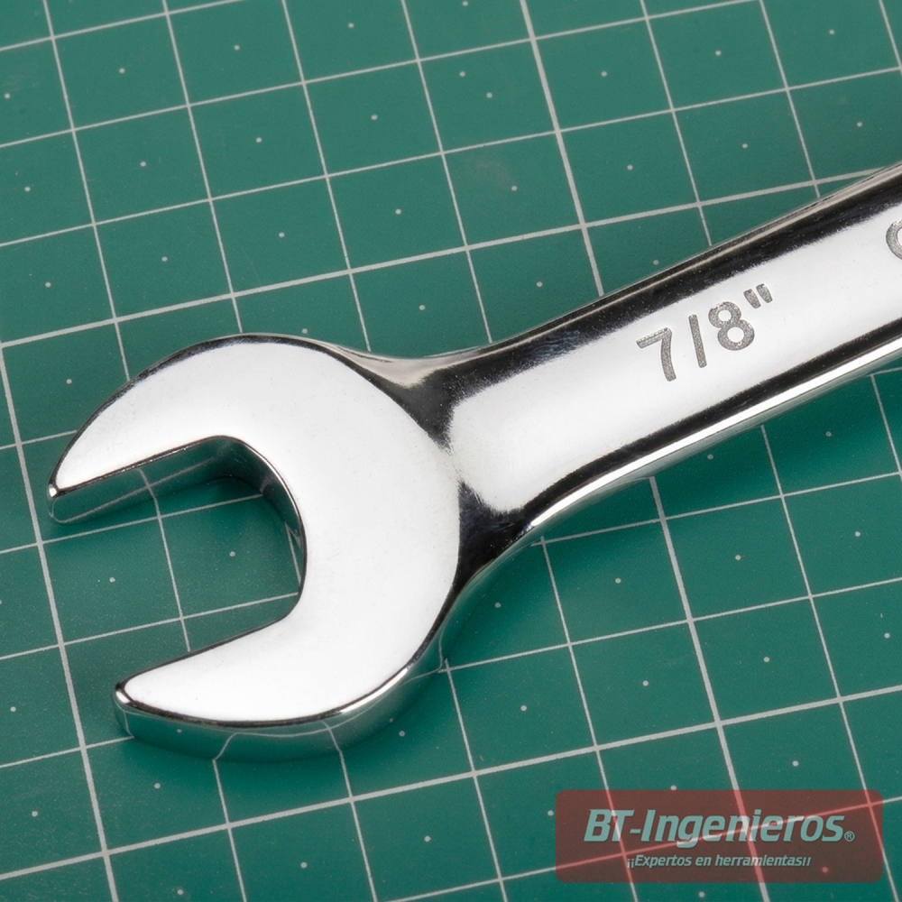 Detalle de la boca abierta de una llave combinada en pulgadas de 7/8"