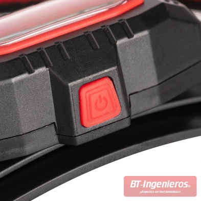 Detalle del interruptor lateral rojo de la linterna frontal LED COB
