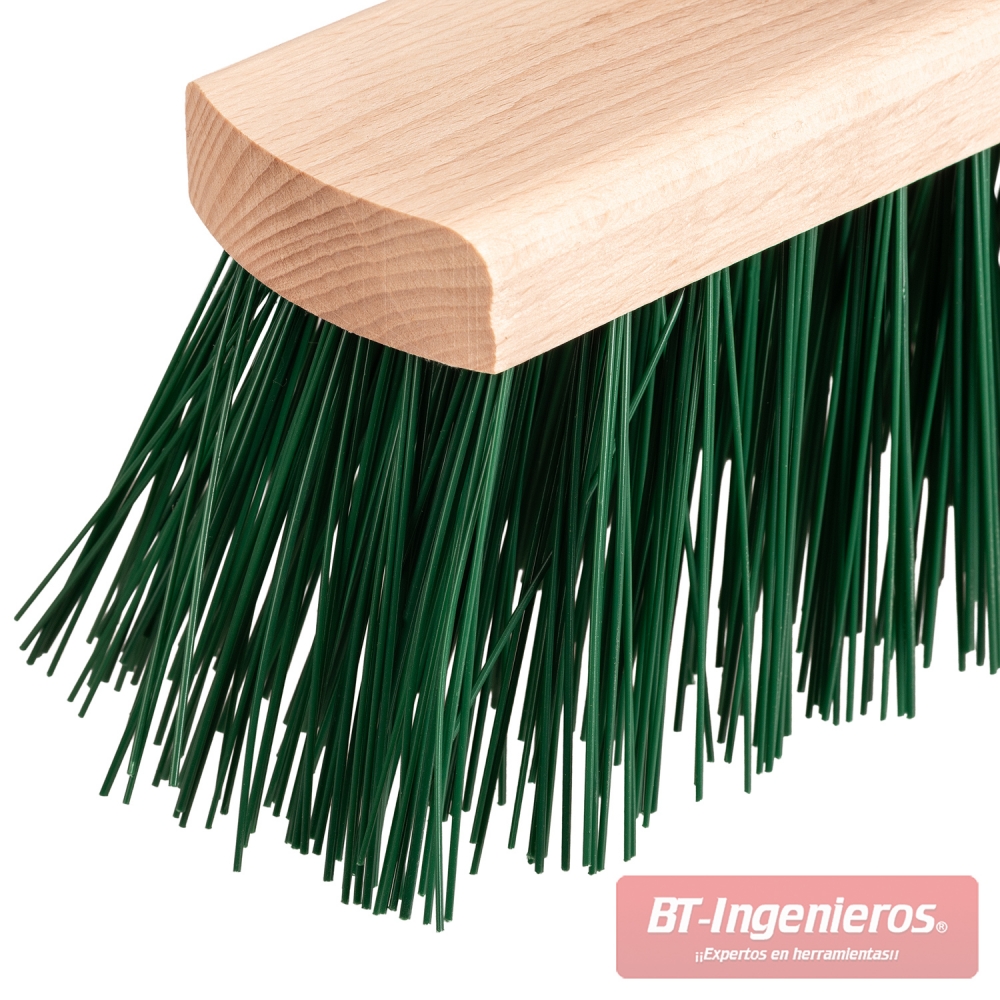 Detalle del extremo de un cabezal de cepillo de barrer con base de madera y cerdas sintéticas