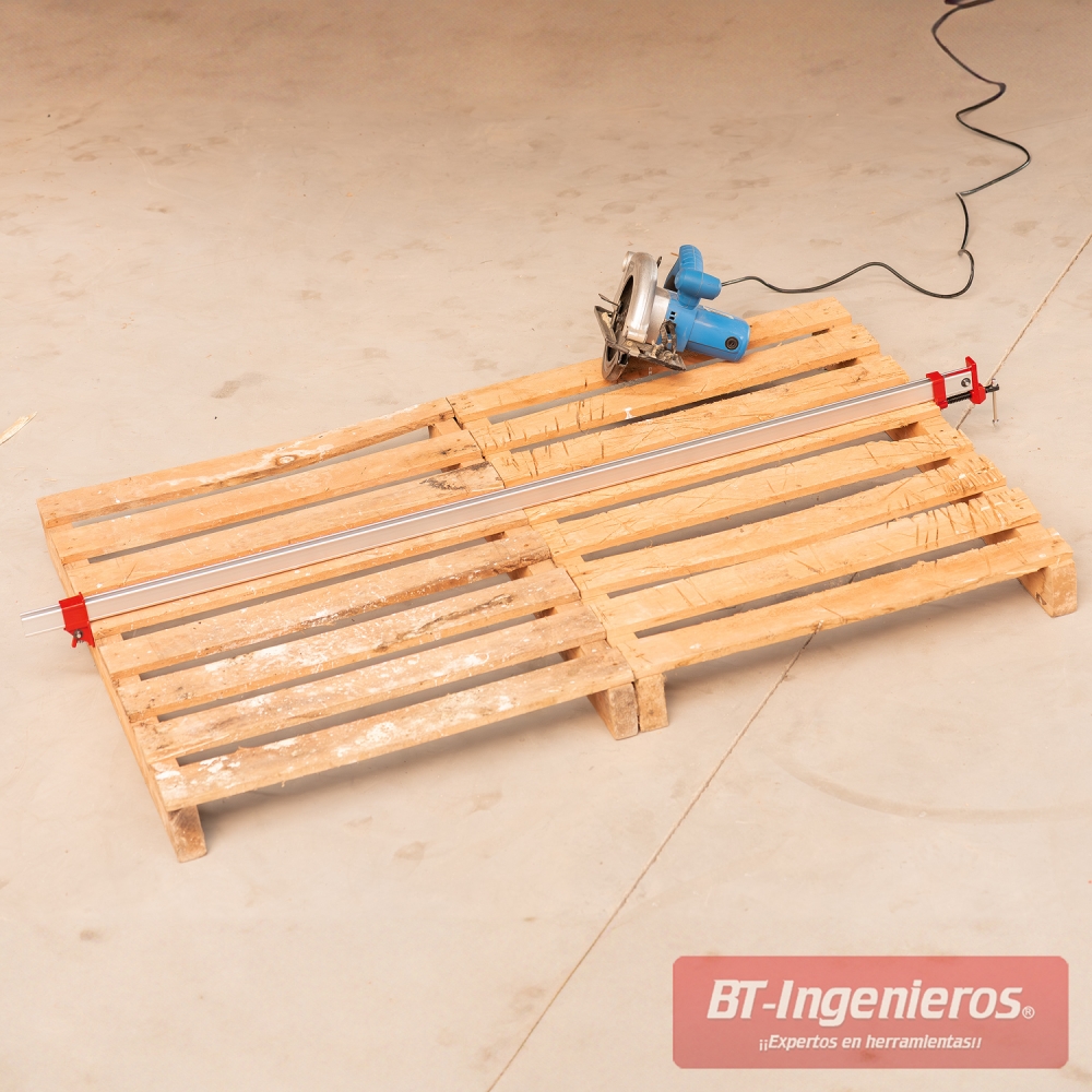 Sargento de barra de aluminio colocado sobre palés de madera