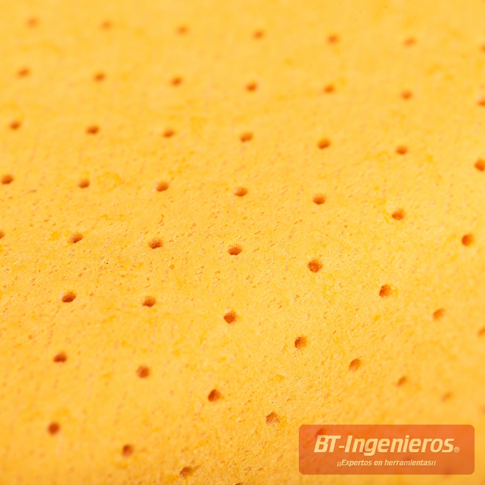 Detalle de superficie perforada de esponja antivaho para cristales