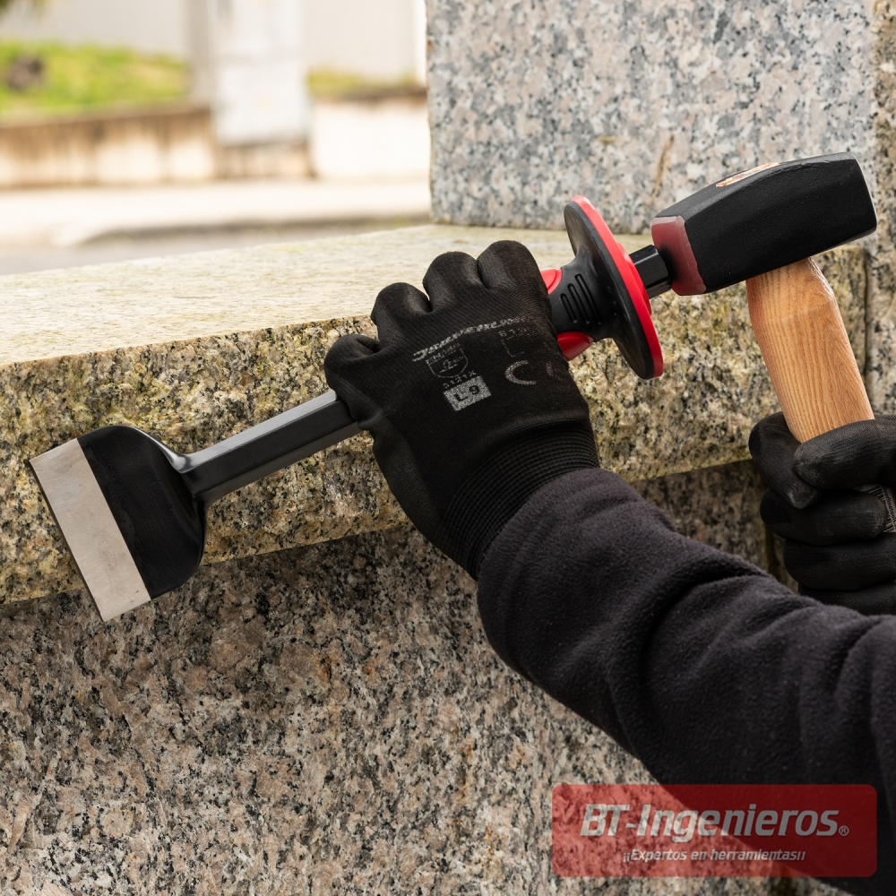 Cincel de electricista con protector de mano utilizado con martillo