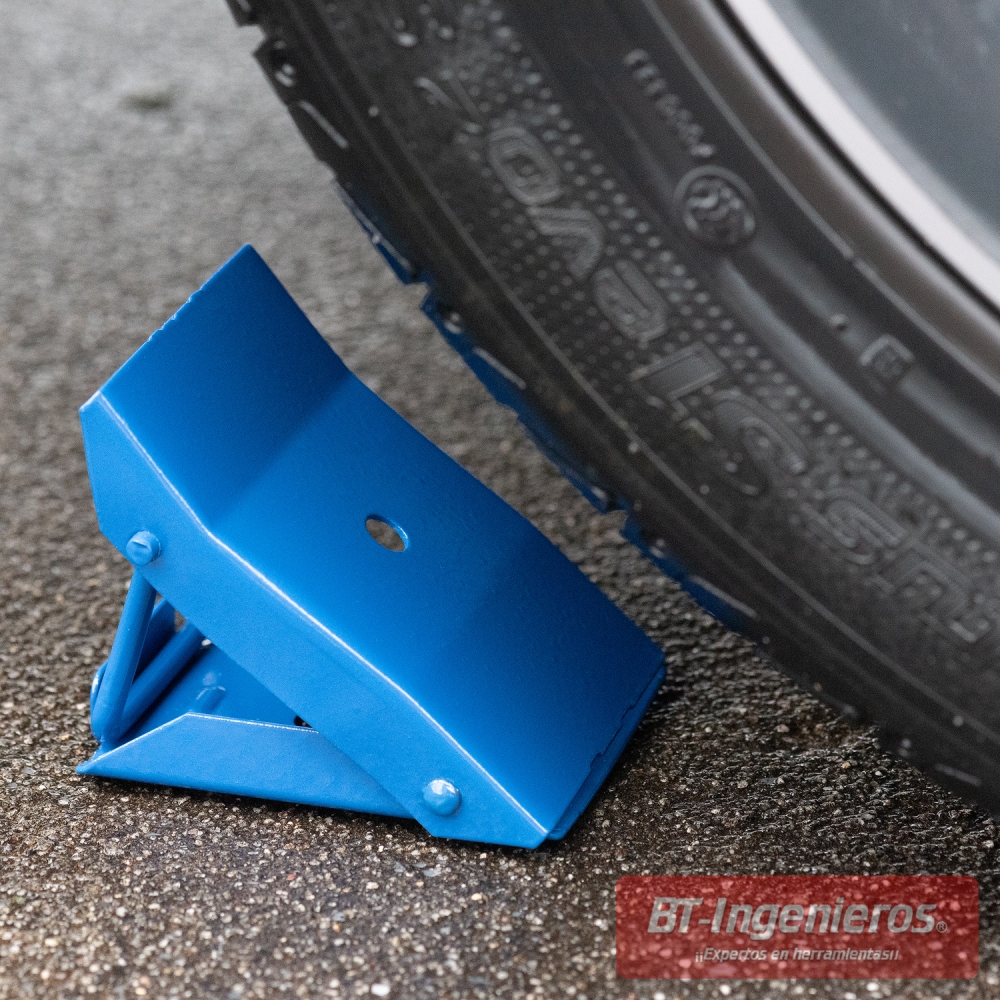 Calzo plegable para coche colocado junto al neumático