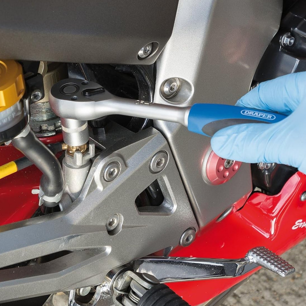 Carraca 3/8 con vaso para mantenimiento de motocicletas